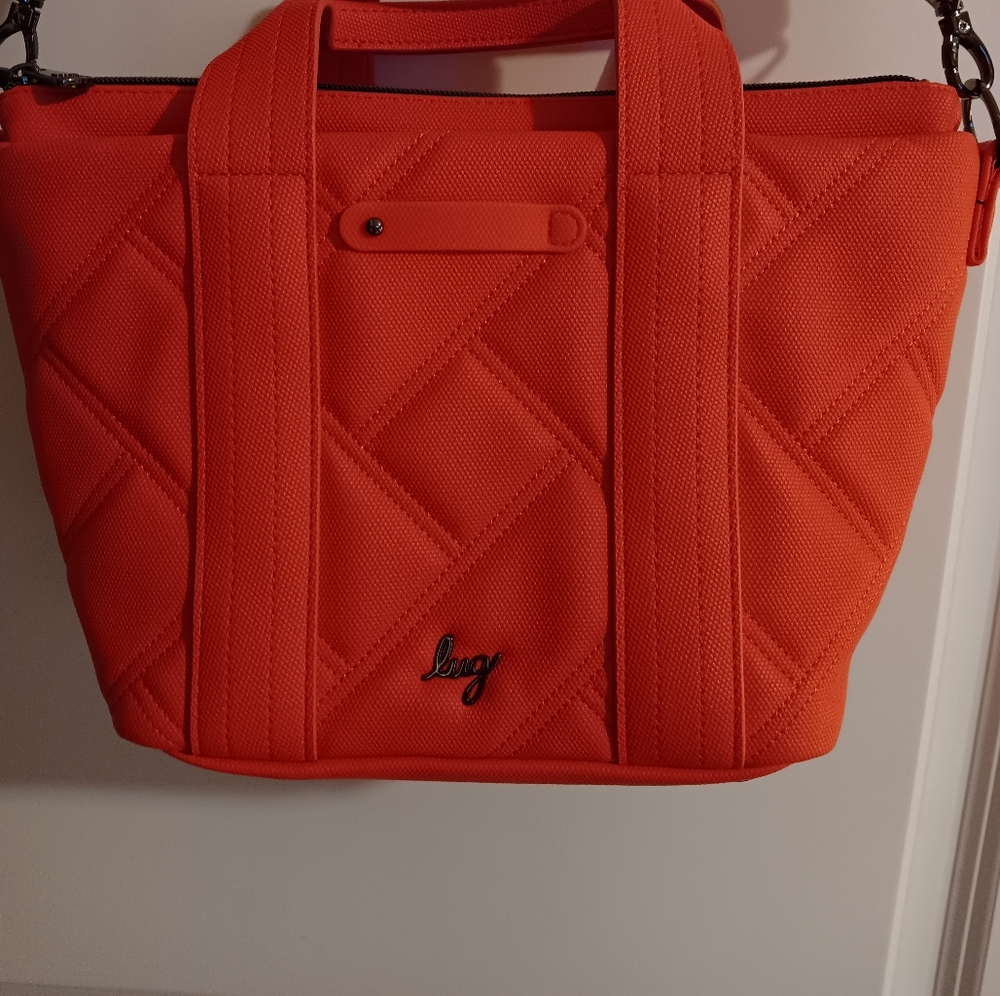 Lug Bucket Bag covers to Crossbody